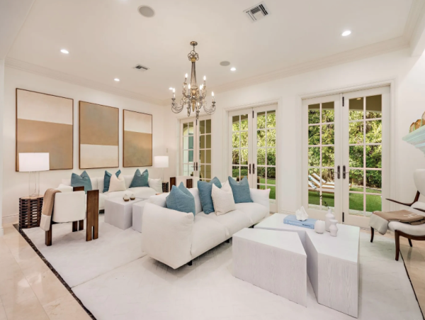 Luxury Vacation Residence in Palm Beach - Steps to Beach with Fire Place & Pool